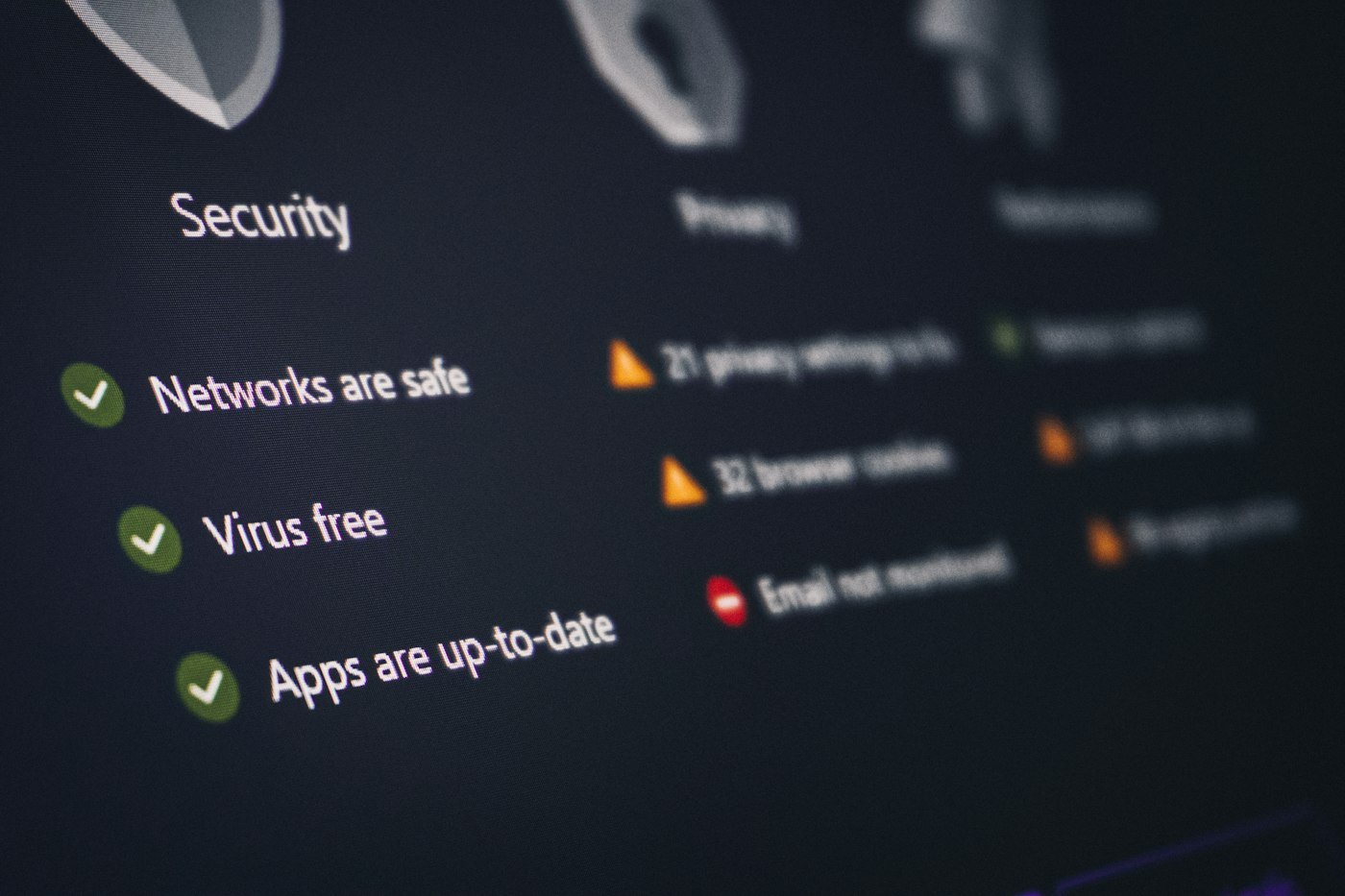 Écran de tableau de bord de sécurité indiquant un réseau protégé et sans virus