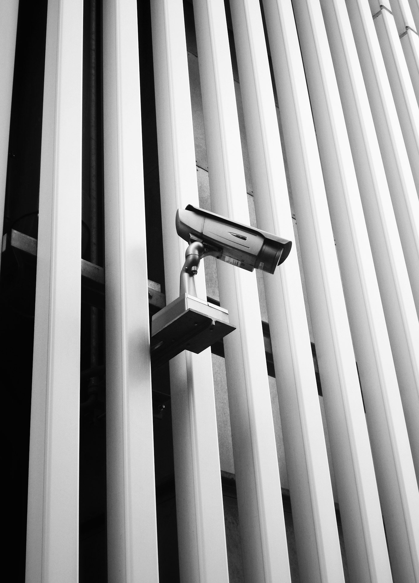 Caméra de surveillance fixée sur la façade d'un bâtiment